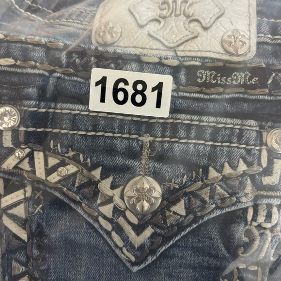 Miss Me Signature Crop Jeans Rhinestone Distressed Light Wash Size 29 - Picture 13 of 13